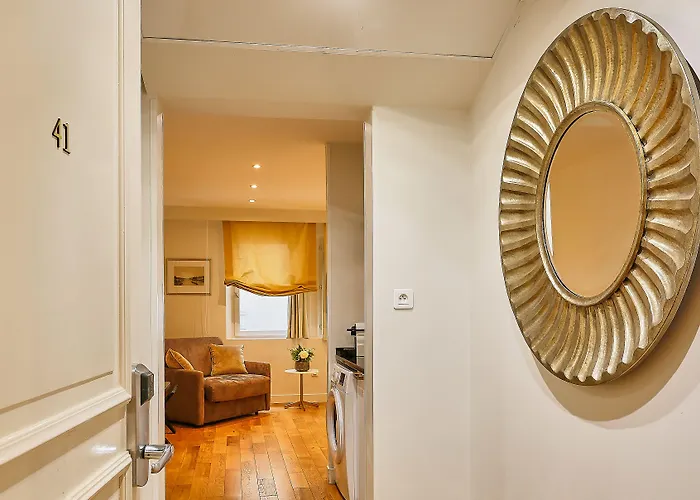 Du Louvre St Honore Daire Paris