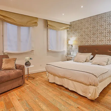 Du Louvre St Honore * Paris